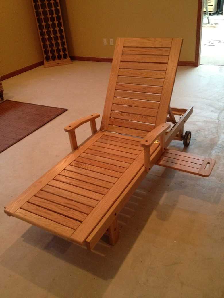 poolside patio lounge chair seating made of maple with built-in side table